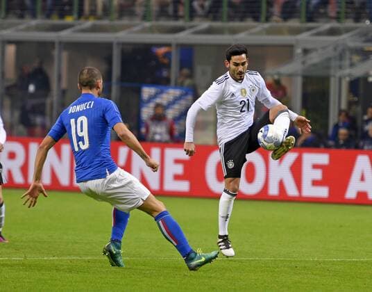 15.11.2016, Fussball Test-Länderspiel, Italien - Deutschland, im Guiseppe Meazza Stadion in Mailand. re: Ilkay Gündogan (Deutschland) am Ball. 