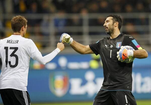 Thomas MUELLER, DFB 13 Gianluigi BUFFON, ITA Torwart 1 ITALY - GERMANY Friendly match at November 15, 2016 in Mailand, Italy