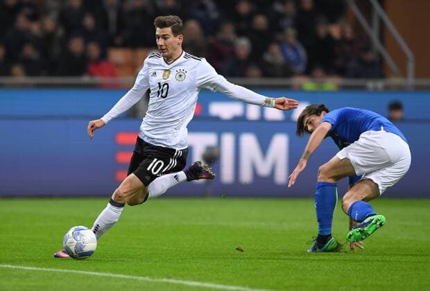 Themen der Woche - SPORT Bilder des Tages - SPORT Fussball International Testspiel in Mailand Italien - Deutschland 15.11.2016 Leon Goretzka (li, Deutschland) 