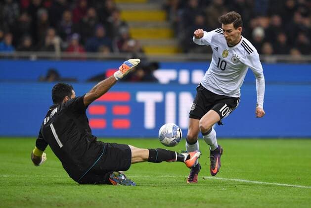 Fussball International Testspiel in Mailand Italien - Deutschland 15.11.2016 Leon Goretzka (re, Deutschland) gegen Torwart Gianluigi Buffon (li, Italien) 