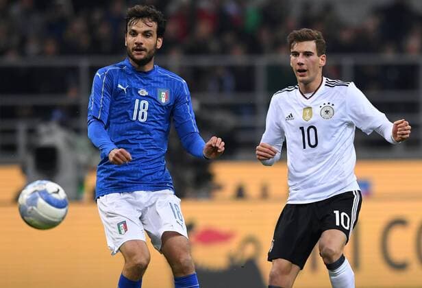 Fussball International Testspiel in Mailand Italien - Deutschland 15.11.2016 Roberto Gagliardini (li, Italien) gegen Leon Goretzka (re, Deutschland) 