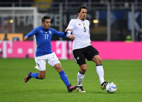 Fussball International Testspiel in Mailand Italien - Deutschland 15.11.2016 Eder (li, Italien) gegen Mats Hummels (re, Deutschland) 
