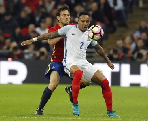 Fußball, England - Spanien Spain s David Silva (back) fights for the ball with England s Nathaniel Clyne during an International Friendly Länderspiel soccer match at Wembley Stadium in London, Britain, 15 November 2016. England v Spain !ACHTUNG: NUR REDAKTIONELLE NUTZUNG!  GRA489 20161115-636148430148300796