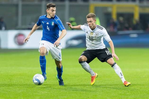 Mailand, Italien, 15.11.2016, Laenderspiel, Italien - Deutschland, Joshua Kimmich (GER) und Matteo Darmian (ITA) im Zweikampf ( DeFodi507