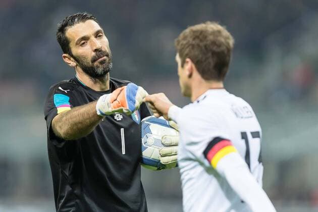 Mailand, Italien, 15.11.2016, Laenderspiel, Italien - Deutschland, Torwart Gianluigi Buffon (ITA) und Thomas Mueller (GER) ( DeFodi507