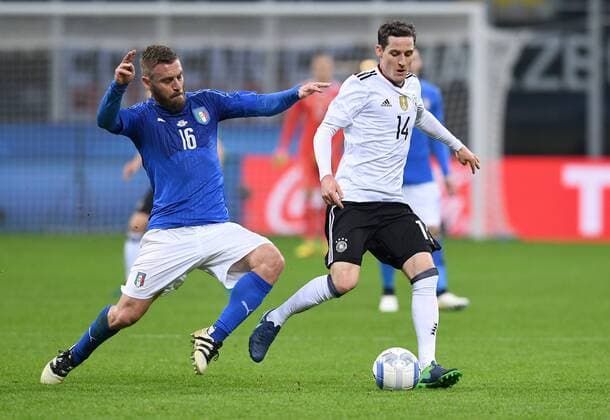 Fussball International Testspiel in Mailand Italien - Deutschland 15.11.2016 Daniele De Rossi (li, Italien) gegen Sebastian Rudy (re, Deutschland) 