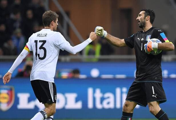 Fussball International Testspiel in Mailand Italien - Deutschland 15.11.2016 Thomas Mueller (li, Deutschland) und Torwart Gianluigi Buffon (re, Italien) 