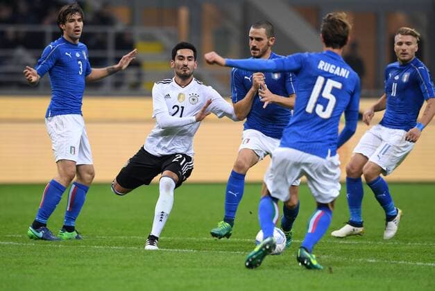 Fussball International Testspiel in Mailand Italien - Deutschland 15.11.2016 Ilkay Guendogan (2.v.l.) gegen das Bollwerk von Alessio Romagnoli, Leonardo Bonucci, Daniele Rugani und Ciro Immobile (v.l., alle Italien) 