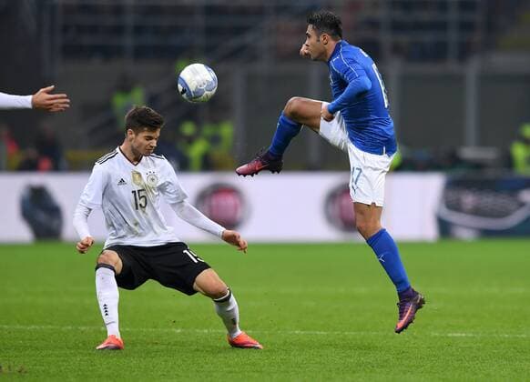 Fussball International Testspiel in Mailand Italien - Deutschland 15.11.2016 Julian Weigl (li, Deutschland) gegen Eder (re, Italien) 
