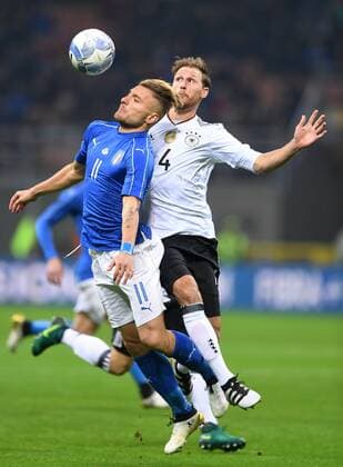 Fussball International Testspiel in Mailand Italien - Deutschland 15.11.2016 Ciro Immobile (li, Italien) gegen Benedikt Hoewedes (Re, Deutschland) 