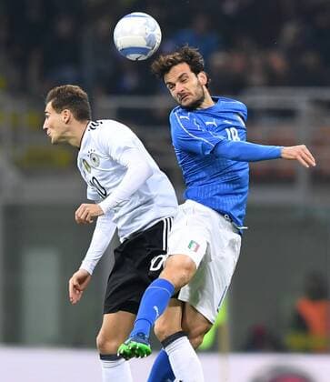 Fussball International Testspiel in Mailand Italien - Deutschland 15.11.2016 Leon Goretzka (li, Deutschland) gegen Roberto Gagliardini (re, Italien) 