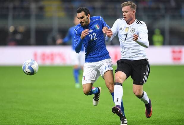 Fussball International Testspiel in Mailand Italien - Deutschland 15.11.2016 Davide Zappacosta (li, Italien) gegen Yannick Gerhardt (re, Deutschland) 