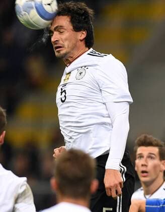 Fussball International Testspiel in Mailand Italien - Deutschland 15.11.2016 Platsch: Mats Hummels (Deutschland) klaert mit dem Kopf 