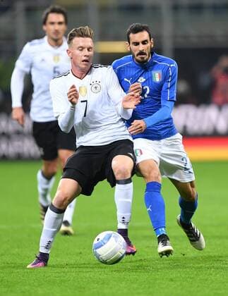 Fussball International Testspiel in Mailand Italien - Deutschland 15.11.2016 Yannick Gerhardt (li, Deutschland) gegen Davide Zappacosta (re, Italien) 
