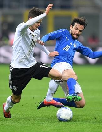 Fussball International Testspiel in Mailand Italien - Deutschland 15.11.2016 Julian Weigl (li, Deutschland) gegen Roberto Gagliardini (Re, Italien) 