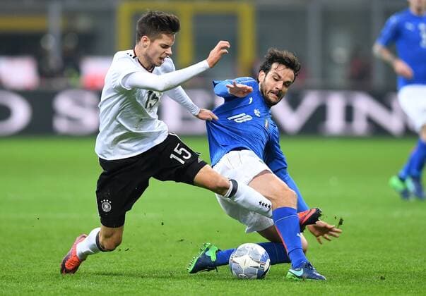 Fussball International Testspiel in Mailand Italien - Deutschland 15.11.2016 Julian Weigl (li, Deutschland) gegen Roberto Gagliardini (Re, Italien) 