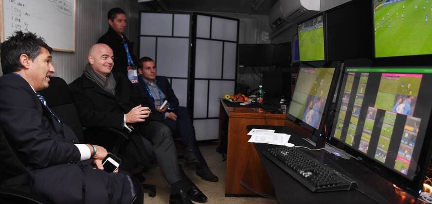 Fussball International Testspiel in Mailand Italien - Deutschland 15.11.2016 Zweiter FIFA Video Assistant Referee Test (VAR); FIFA Praesident Gianni Infantino (2.v.li, Schweiz) verfolgt mit FIFA Schiedsrichter Chef Massimo Busacca (li, Schweiz) ein teil des Spiel im Videoraum des Anbieters Hawk-Eye 