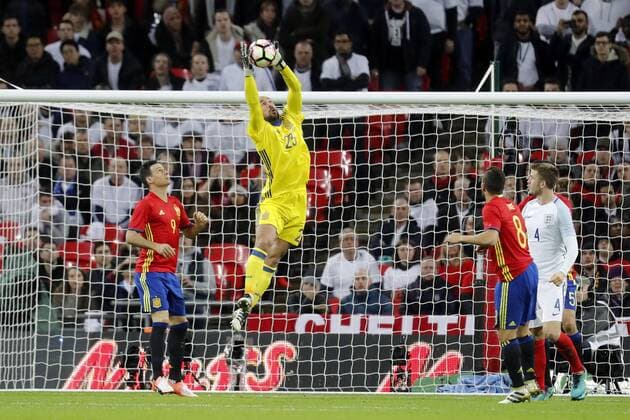 Spain s Pepe Reina stops a ball from England during an International Friendly Länderspiel soccer match at Wembley Stadium in London, Britain, 15 November 2016. England v Spain !ACHTUNG: NUR REDAKTIONELLE NUTZUNG!  GRA489 20161115-636148453126473037