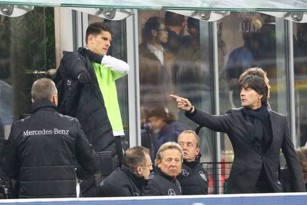 Bundestrainer Joachim Loew (Deutschland Germany) schickt Mario Gomez (Deutschland Germany) und Mario Götze (Deutschland Germany) zum Aufwärmen- 15.11.2016: Italien vs. Deutschland, Giuseppe-Meazza-Stadion Mailand