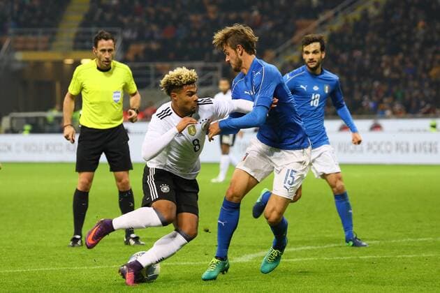 Serge Gnabry (Deutschland Germany) gegen Daniele Rugani (Italien, Italy)- 15.11.2016: Italien vs. Deutschland, Giuseppe-Meazza-Stadion Mailand