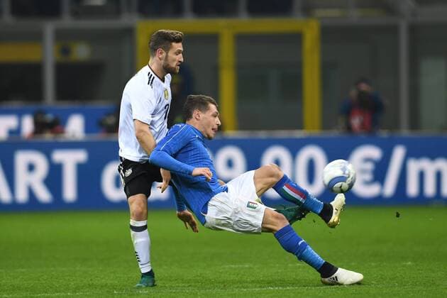 Fussball, Herren, Saison 2016 2017, Länderspiel in Mailand, Italien - Deutschland, Shkodran Mustafi (Nr. 2, Deutschland), Andrea Belotti (Nr. 9, Italien), 15.11.2016,