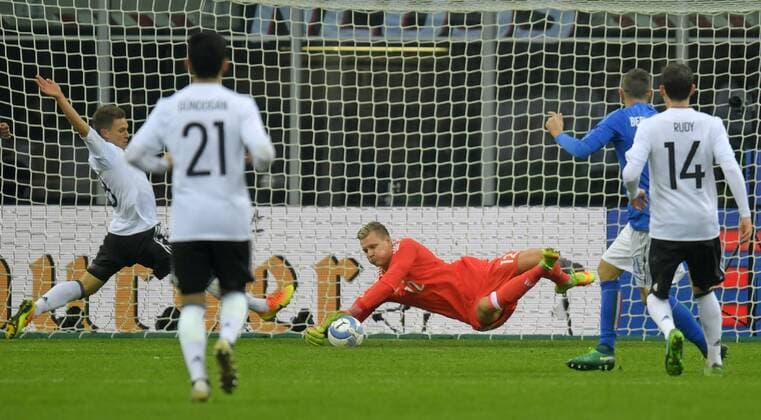 Bilder des Tages - SPORT 15.11.2016, Fussball Test-Länderspiel, Italien - Deutschland, im Guiseppe Meazza Stadion in Mailand. Torwart Bernd Leno (Deutschland) pariert einen Schuss. 