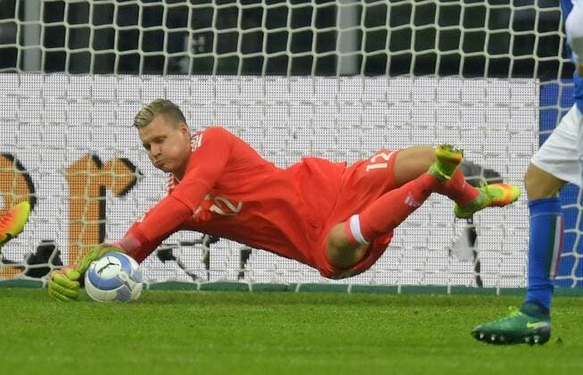 15.11.2016, Fussball Test-Länderspiel, Italien - Deutschland, im Guiseppe Meazza Stadion in Mailand. Torwart Bernd Leno (Deutschland) pariert einen Schuss. 
