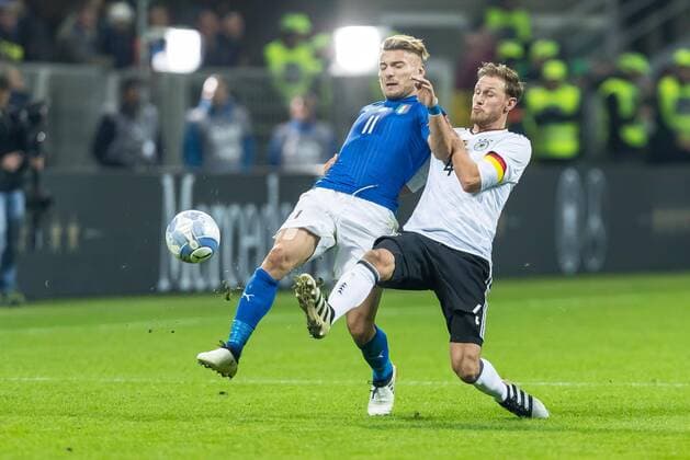 Mailand, Italien, 15.11.2016, Laenderspiel, Italien - Deutschland, Ciro Immobile (ITA) und Benedikt Hoewedes (GER) im Zweikampf ( DeFodi507
