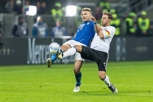 Mailand, Italien, 15.11.2016, Laenderspiel, Italien - Deutschland, Ciro Immobile (ITA) und Benedikt Hoewedes (GER) im Zweikampf ( DeFodi507