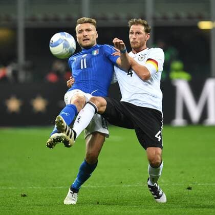 Fussball, Herren, Saison 2016 2017, Länderspiel in Mailand, Italien - Deutschland, Ciro Immobile (Nr. 11, Italien), Benedikt Höwedes (Nr. 4, Deutschland), 15.11.2016,
