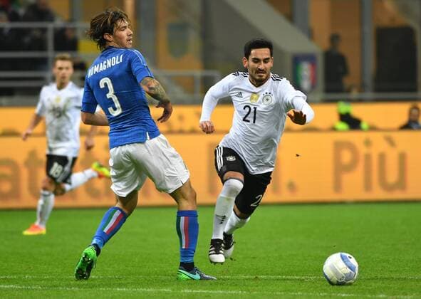 vl. Alessio Romagnoli (ITA) gegen Ilkay Gundogan (GER) Italian player Alessio Romagnoli (l) fights for the ball against Ilkay Gundogan (r) from Germany, during a friendly match, today 15th. november 2016, n Milano, Italy.,Photo: Cezaro Eibner Pressefoto Milano Copyright: xCezaro Eibner-Pressefotox EP_CEZ