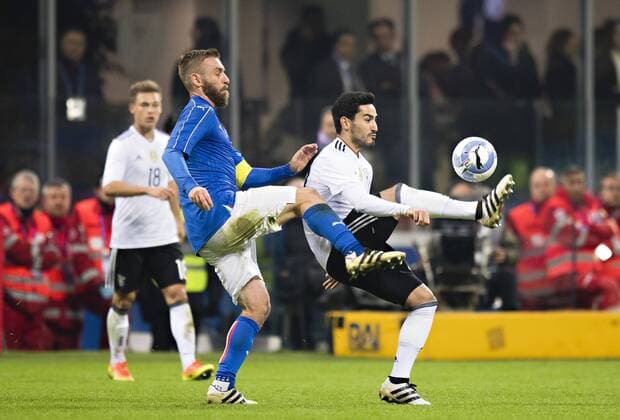 Mailand, 15.11.2016 Daniele de Rossi (Italien), Ilkay Gündogan (Deutschland) Italien - Deutschland mm