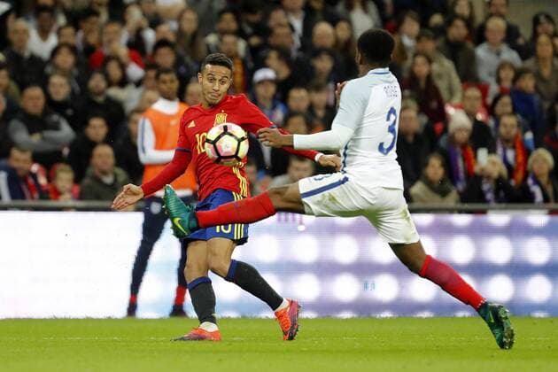 Spain s Thiago Alcantara (L) fights for the ball with England s Danny Rose during an International Friendly Länderspiel soccer match at Wembley Stadium in London, Britain, 15 November 2016. England v Spain !ACHTUNG: NUR REDAKTIONELLE NUTZUNG!  GRA489 20161115-636148466974302571