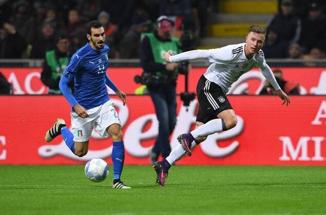 Fussball International Testspiel in Mailand Italien - Deutschland 15.11.2016 Davide Zappacosta (Italien) gegen Yannick Gerhardt (re, Deutschland) 