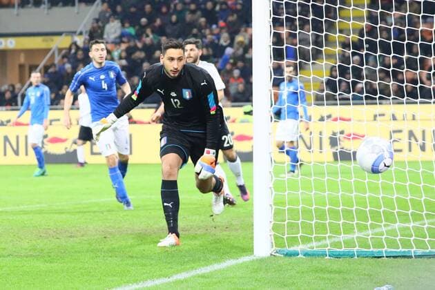 Torwart Gianluigi Donnarumma (Italien, Italy) sieht dem Ball hinterher- 15.11.2016: Italien vs. Deutschland, Giuseppe-Meazza-Stadion Mailand