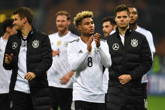 Fussball, Herren, Saison 2016 2017, Länderspiel in Mailand, Italien - Deutschland, Jubel nach dem Abpfiff, Thomas Müller (Nr. 13, Deutschland), Serge Gnabry (Nr. 8, Deutschland), Julian Weigl (Nr. 15, Deutschland), 15.11.2016,