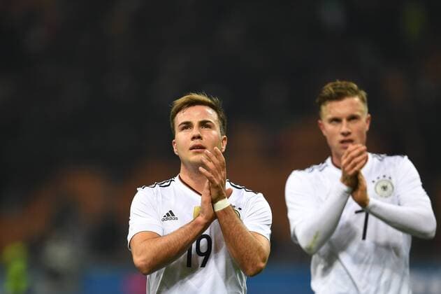Fussball, Herren, Saison 2016 2017, Länderspiel in Mailand, Italien - Deutschland, Jubel nach dem Abpfiff, Mario Götze (Nr. 19, Deutschland), Yannick Gerhardt (Nr. 7, Deutschland), 15.11.2016,