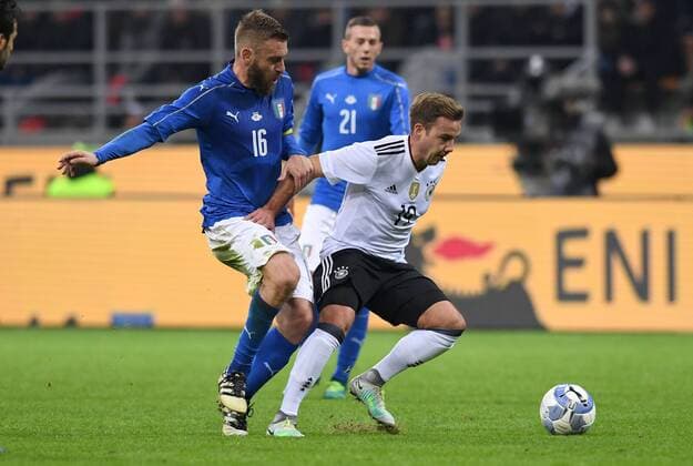 Fussball International Testspiel in Mailand Italien - Deutschland 15.11.2016 Daniele De Rossi (li, Italien) gegen Mario Goetze (re, Deutschland) 