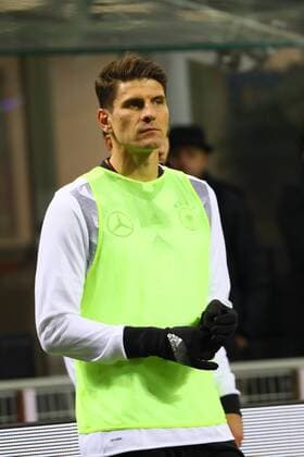 Nur beim Warmlaufen Mario Gomez (Deutschland Germany)- 15.11.2016: Italien vs. Deutschland, Giuseppe-Meazza-Stadion Mailand