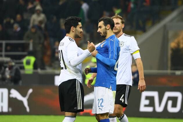 Ilkay Gündogan (Deutschland Germany) diskutiert mit Davide Zappacosta (Italien, Italy)- 15.11.2016: Italien vs. Deutschland, Giuseppe-Meazza-Stadion Mailand