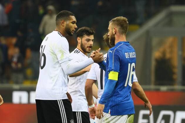 Jonathan Tah (Deutschland Germany) undn Daniele de Rossi (Italien, Italy)- 15.11.2016: Italien vs. Deutschland, Giuseppe-Meazza-Stadion Mailand