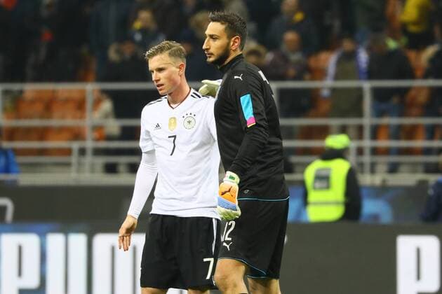 Torwart Gianluigi Donnarumma (Italien, Italy) mit Yannick Gerhardt (Deutschland, Germany)- 15.11.2016: Italien vs. Deutschland, Giuseppe-Meazza-Stadion Mailand