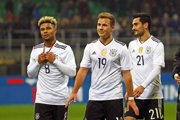 Serge Gnabry (Deutschland Germany), Mario Götze (Deutschland Germany), Ilkay Gündogan (Deutschland Germany) bedanken sich bei den Fans - 15.11.2016: Italien vs. Deutschland, Giuseppe-Meazza-Stadion Mailand
