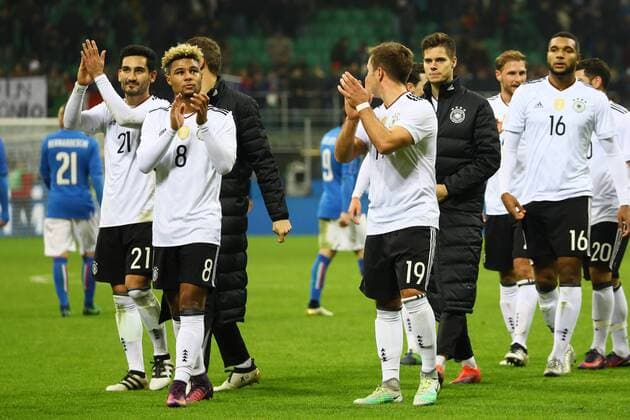 Serge Gnabry (Deutschland Germany), Mario Götze (Deutschland Germany), Ilkay Gündogan (Deutschland Germany) bedanken sich bei den Fans - 15.11.2016: Italien vs. Deutschland, Giuseppe-Meazza-Stadion Mailand