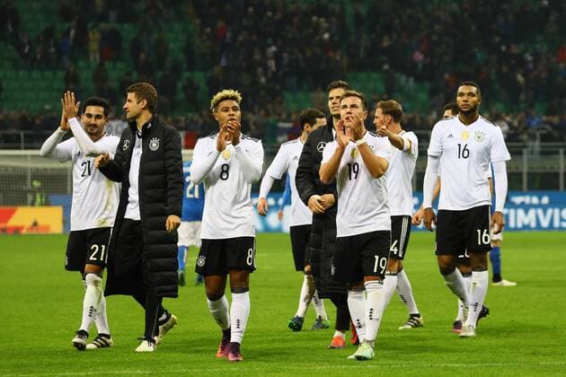 Serge Gnabry (Deutschland Germany), Mario Götze (Deutschland Germany), Ilkay Gündogan (Deutschland Germany) bedanken sich bei den Fans - 15.11.2016: Italien vs. Deutschland, Giuseppe-Meazza-Stadion Mailand