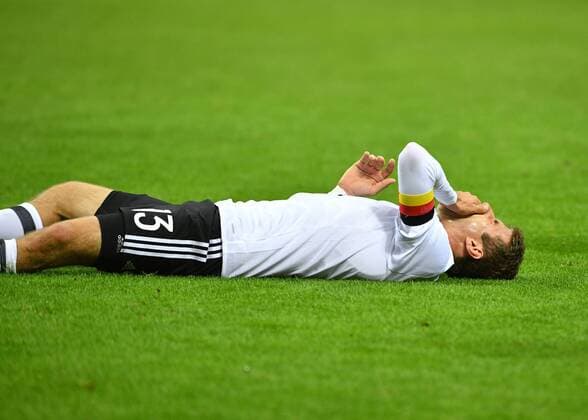 Thomas Mueller (GER) am Boden Thomas Mueller (r) from Germany falls in the floor, after a frction with another player, during a friendly match versus Italy, today 15th. november 2016, in Milano, Italy. ,Photo: Cezaro Eibner Pressefoto Milano Copyright: xCezaro Eibner-Pressefotox EP_CEZ