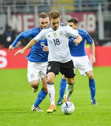 Joshua Kimmich (GER) setzt sich durch Italian player Daniele De Rossi (l) fights for the ball against Joshua Kimmich (r) from Germany, during a friendly match, today 15th. november 2016, in Milano, Italy. ,Photo: Cezaro Eibner Pressefoto Milano Copyright: xCezaro Eibner-Pressefotox EP_CEZ