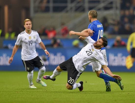 15.11.2016, Fussball Test-Länderspiel, Italien - Deutschland, im Guiseppe Meazza Stadion in Mailand. Leonardo BONUCCI (ITA) gegen Kevin Volland (Deutschland) 