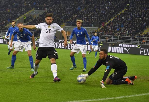 15.11.2016, Fussball Test-Länderspiel, Italien - Deutschland, im Guiseppe Meazza Stadion in Mailand. Kevin Volland (Deutschland) hat hier eine große Torchance, 