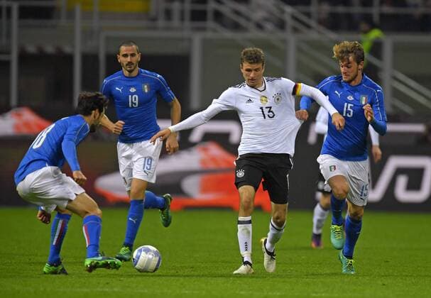 15.11.2016, Fussball Test-Länderspiel, Italien - Deutschland, im Guiseppe Meazza Stadion in Mailand. Thomas Müller (Deutschland) gegen Daniele Rugani (re, ITA). 